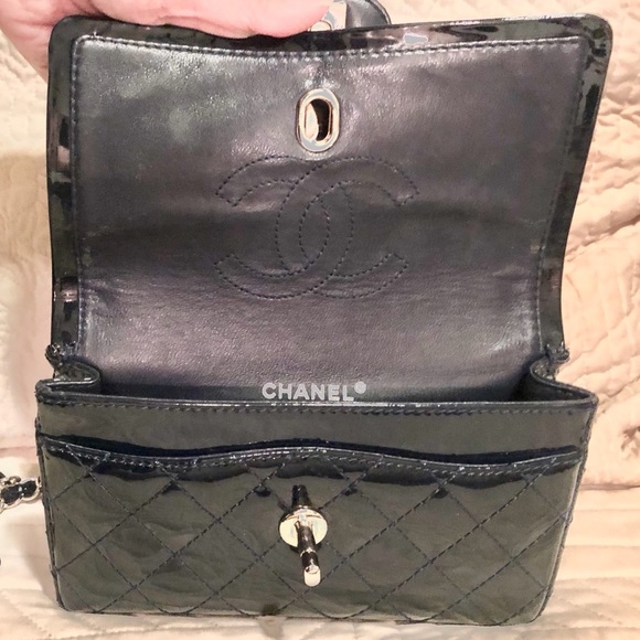 CHANEL navy patent leather shoulder flap bag - Picture 5 of 16